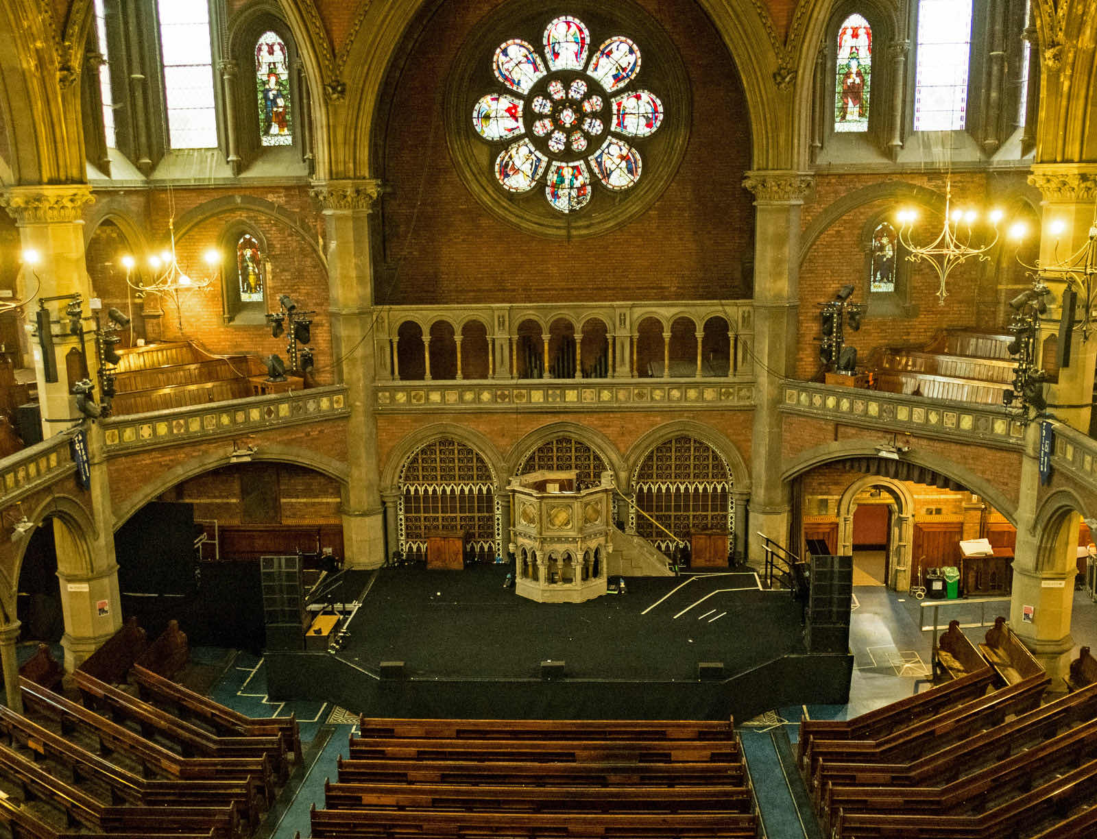 Das Innere der Union Chapel: Rosenfenster, Emporen und Kirchenbänke
