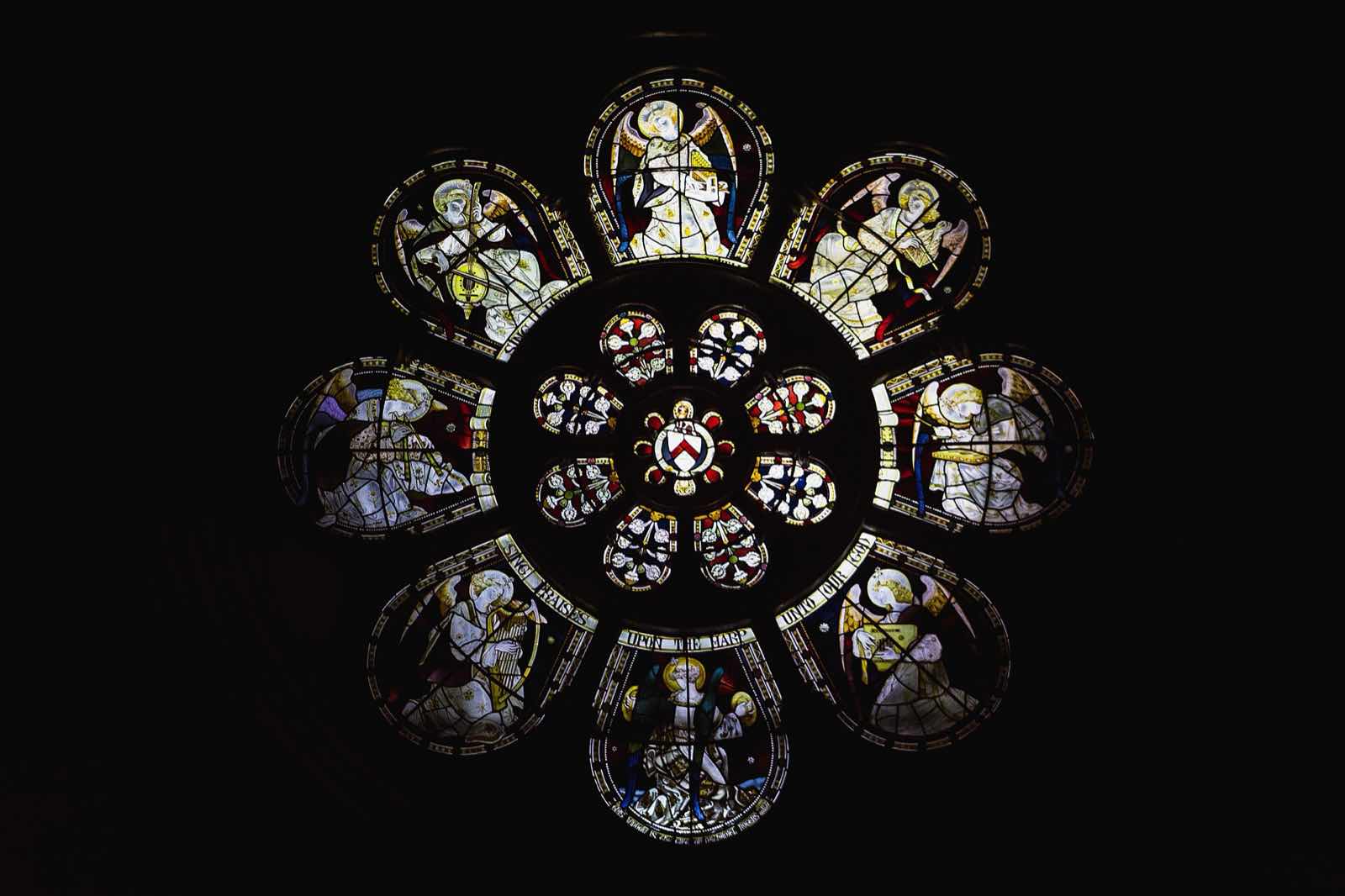Das Rosenfenster der Union Chapel: acht Engel, jeder mit einem Instrument