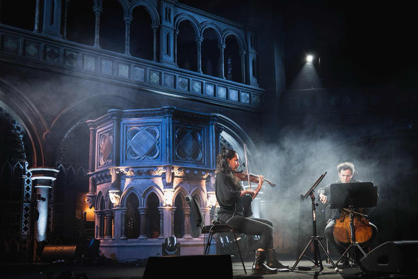 Organ Reframed Festival in der Union Chapel: Violine und Cello vor der Kanzel